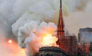 Nhà thờ Đức Bà Paris bốc cháy dữ dội