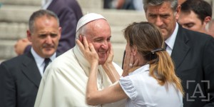 Đức Thánh Cha khuyên các nhân viên của Tòa Thánh hãy mỉm cười