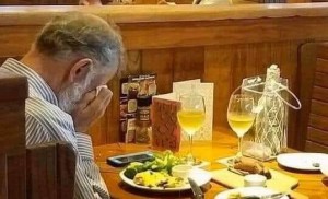 Người chồng góa một mình với bình tro cốt vợ bên bàn ăn ngày Valentine