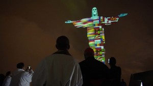 Tượng Chúa Kitô Cứu Thế ở Brazil được thắp sáng với quốc kỳ của các quốc gia bị ảnh hưởng bởi coronavirus