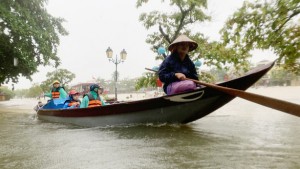 Lại áp thấp nhiệt đới có khả năng thành bão số 8, miền Trung thành 'tâm' bão và lũ