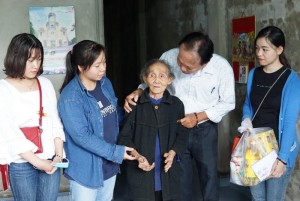 Hướng về miền Trung. F1/CCSHuế thăm viếng chia sẻ ở Đông Ba và Phú Hậu, 18-10-2020