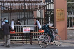 'ATM lướt ống' đưa cơm hộp, khoai lang… đến tay người nghèo
