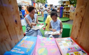 Bỏ điện thoại xuống, chơi với con đi!