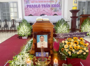 Gia đình Cựu Chủng Sinh Huế kính viếng cố Lm Phaolô Trần Khôi HT65