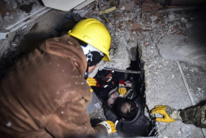 Con người có thể sống sót bao lâu khi bị mắc kẹt dưới đống đổ nát sau động đất?