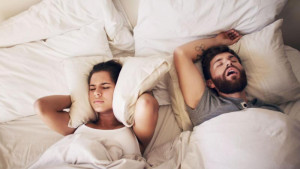 Vợ chồng ngủ riêng, tại sao và có nên hay không?