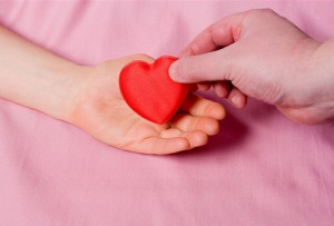 Truyện ngắn: Bàn tay cho và nhận