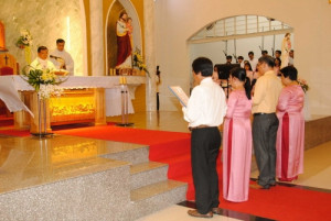 Người xướng ý nguyện hướng lên bàn thờ hay đối diện với cộng đoàn?