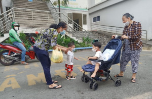 Ông ở quê, bà lên phố chăm cháu, nỗi lòng tuổi già ít ai thấu