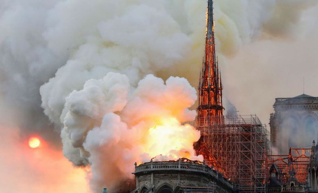 Nhà thờ Đức Bà Paris bốc cháy dữ dội
