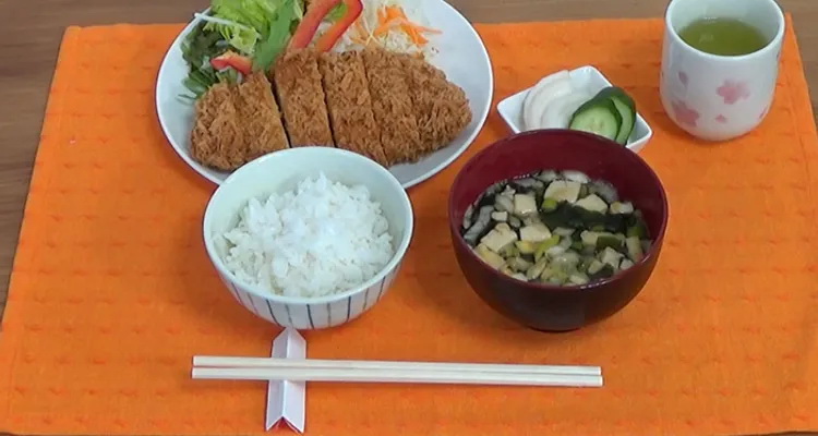Những quy tắc ứng xử trên bàn ăn của người Nhật Bản