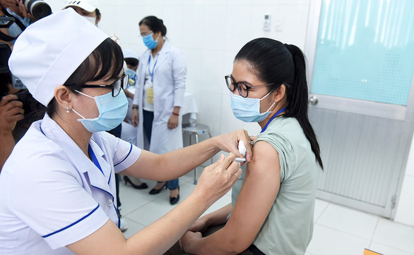 Mở cửa du lịch từ 'hộ chiếu vắc xin'