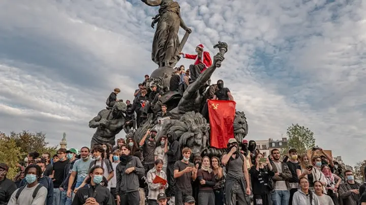 paris student protests monument republic