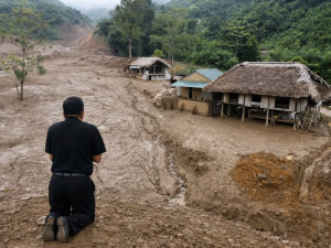 Khi núi cao cũng sụp đổ
